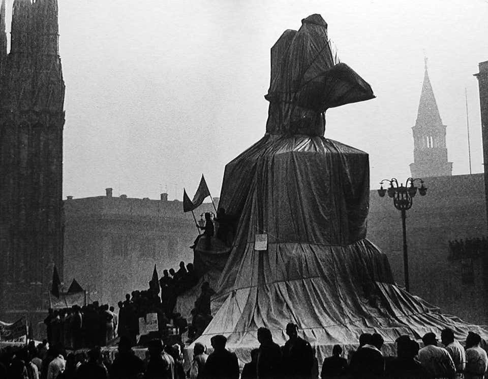 Christo's Wrapped Monument to Vittorio Emanuele - Installation, Building