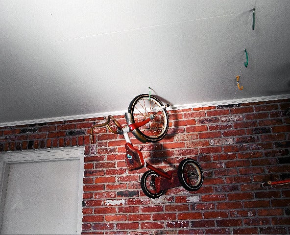 Color Photograph William Greiner - Tricyclette suspendue à un porte-à-faux, Baton Rouge