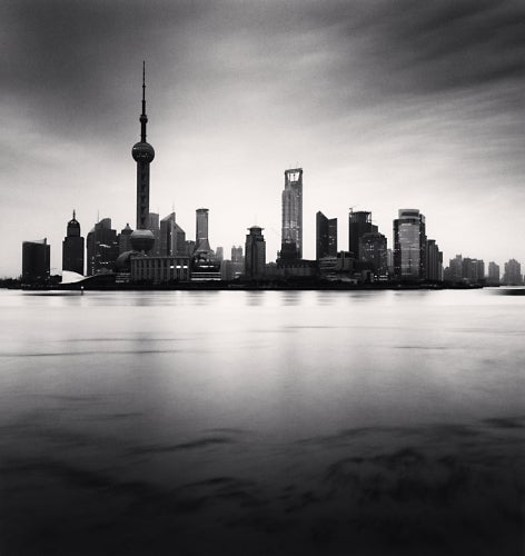 Michael Kenna Black and White Photograph – Skyline, Shanghai, Studie 3, China