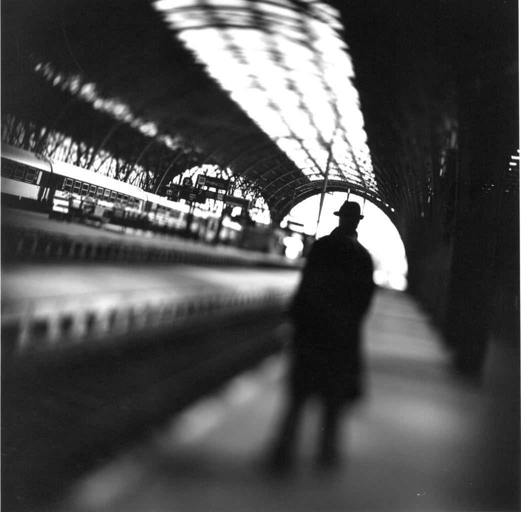 Station de chemin de fer - Photograph de Keith Carter b.1948