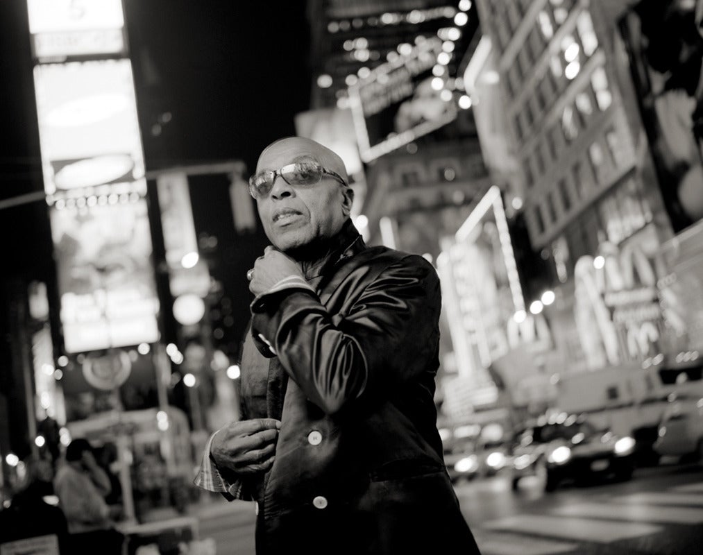 Jimmy & Dena Katz Portrait Photograph – Roy Hanes, Time Square, NYC;  Jazz Katz: „The Sounds of New York“