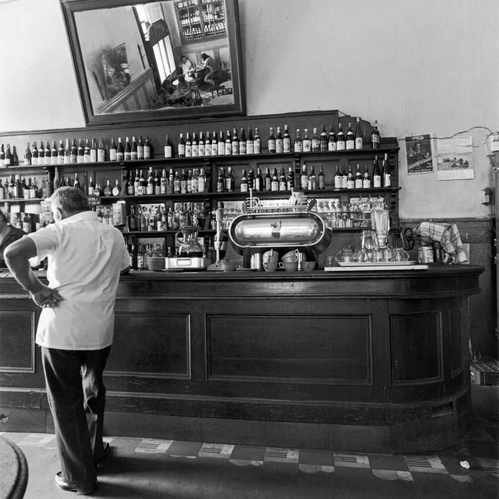 Black and White Photograph Mario Algaze - Cantina, Lima, Pérou