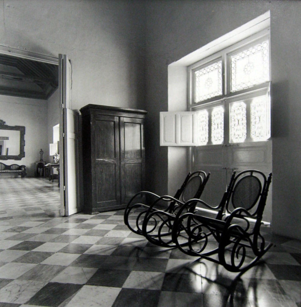 Black and White Photograph Mario Algaze - Bodegon de la Candelaria, Catagena, Col.