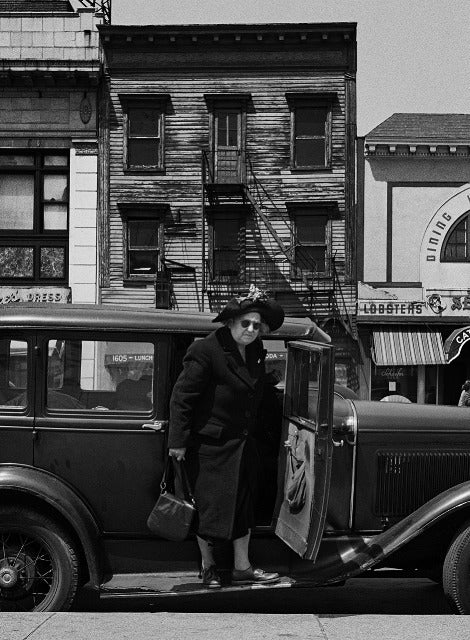Harold Feinstein Portrait Photograph – Frau steigt aus Auto aus