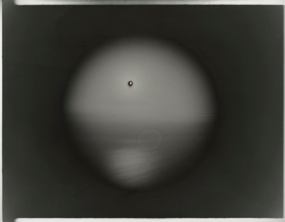 Chris McCaw Black and White Photograph – Sunburned GSP#628 ( pazifischer Ozean)