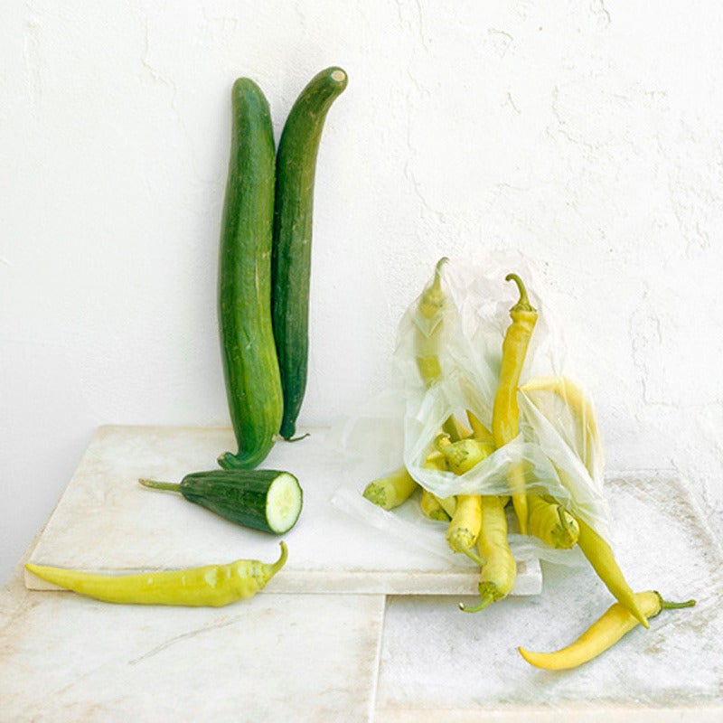 David Halliday Still-Life Photograph – Cucumbers und Pfeffer