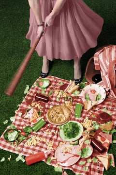 Life's a Picnic (Photographie figurative moderne d'une femme de ménage en robe rose des années 1950)