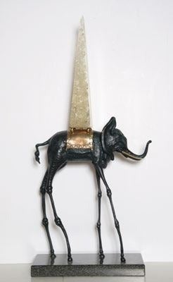 Weltraum-Elefant – Sculpture von Salvador Dalí