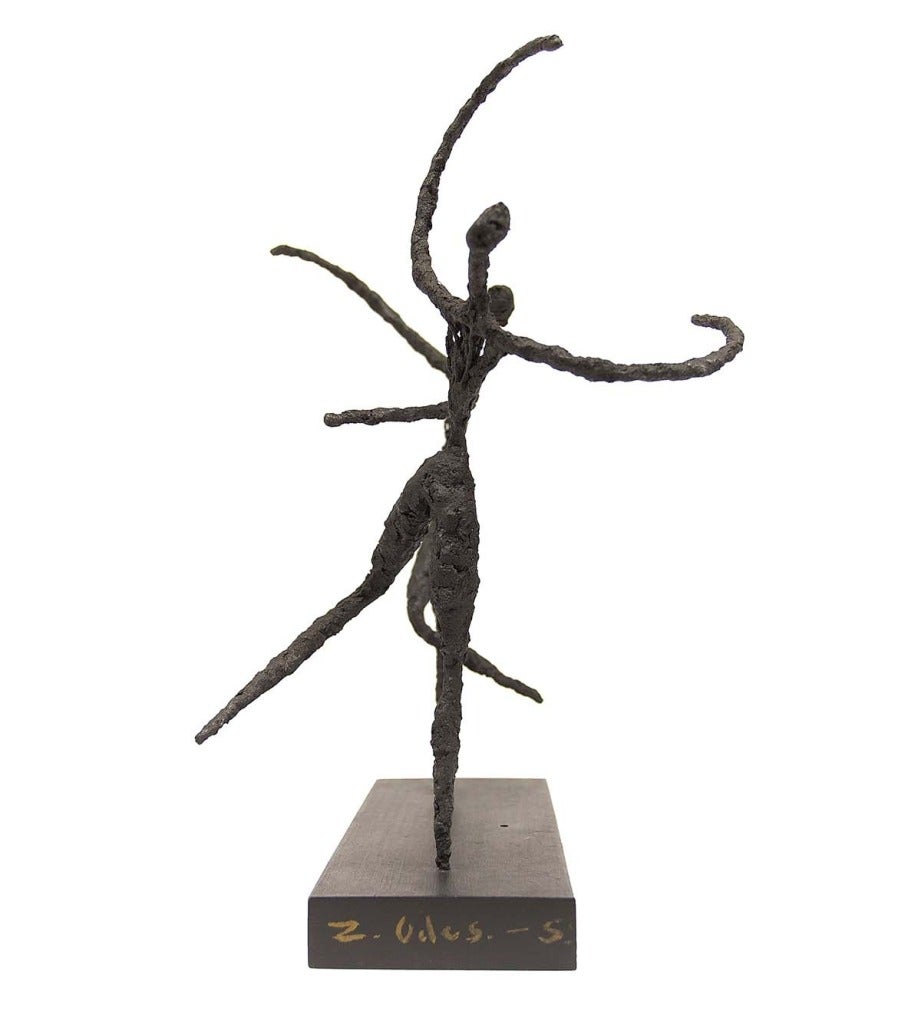 Dans cette sculpture mobile, l'artiste assemble deux figures riches en texture, mais délicates en termes de forme. Ces deux personnages prennent des poses de ballerine et s'engagent l'un envers l'autre en dansant.

Zahava Odes Stern Née à Kaunas,