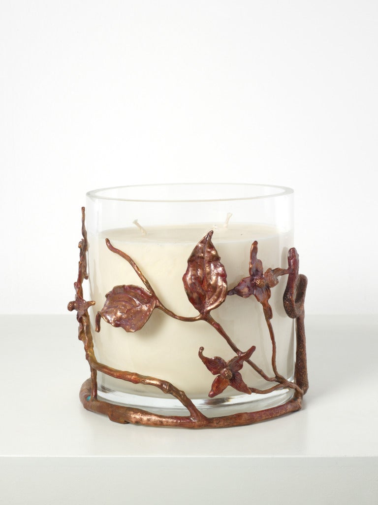 This bronze candle holder comes from an edition of 100 and is accompanied by a certificate of authenticity. The honeysuckle scent was chosen and designed by Claude Lalanne in collaboration with Quintessence Paris based on the scent of her garden in