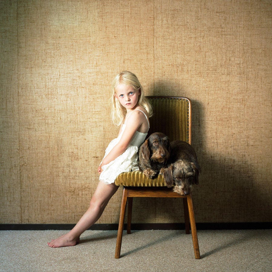 Ohne Titel #390, signiert – Photograph von Hellen van Meene