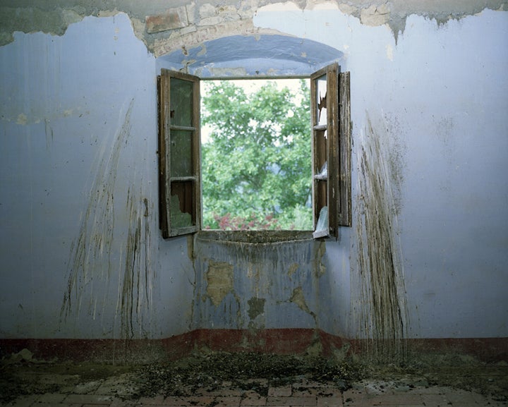Window with bird droppings, Villa Vitigliano, Chanti, Italy, 2009 - Photograph by Lisa Kereszi