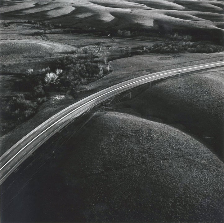 Black and White Photograph Terry Evans - Entrecroisés dans les collines de Flint, avril 1994