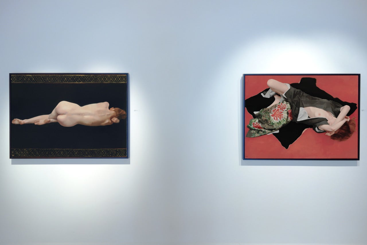 KIMONO FLOWER, weibliche Figur auf rotem Hintergrund, nackt, zeitgenössischer Realismus