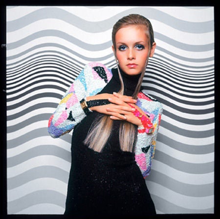 Twiggy in front of a Bridget Riley painting, VOGUE - Photograph by Bert Stern