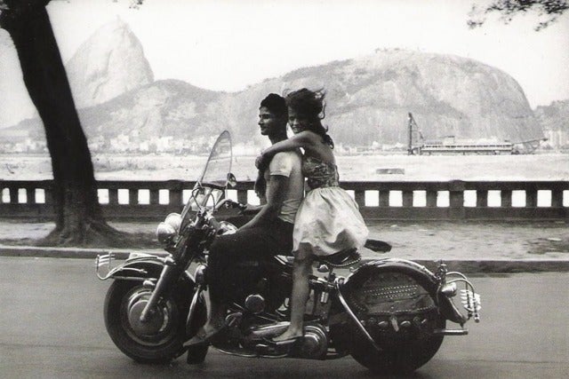 Frank Horvat Black and White Photograph – Couple on a Harley Davidson Bike, Rio De Janeiro