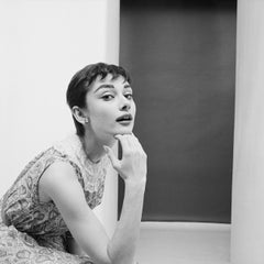 Audrey Hepburn con un diseño de Claire McCardell para la revista Mademoiselle