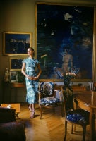 Model im Salon von Raoul Dufy trägt ein von seinem Werk inspiriertes Kleid