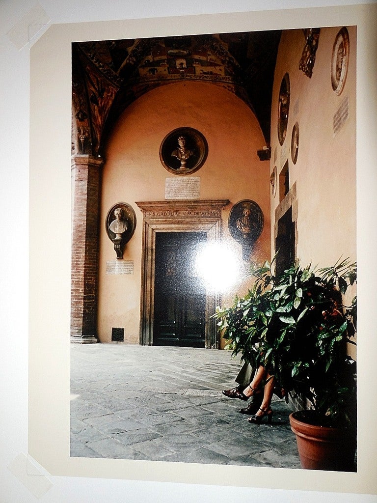 Tuscany, Couple, Siena 1996 - Photograph by Joel Meyerowitz