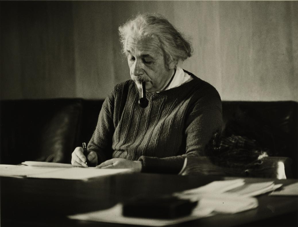 Einstein au travail, 1942 - Photograph de Roman Vishniac