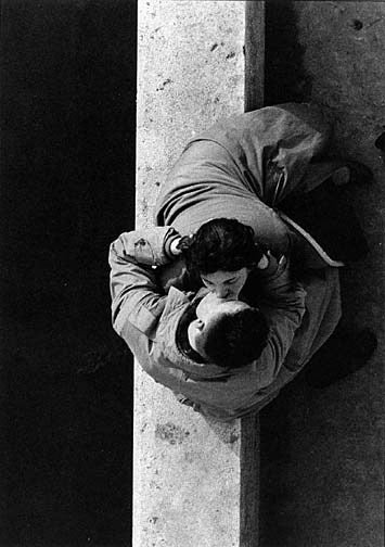 Frank Horvat Black and White Photograph - 1955 Paris, Couple (Quai du Louvre)