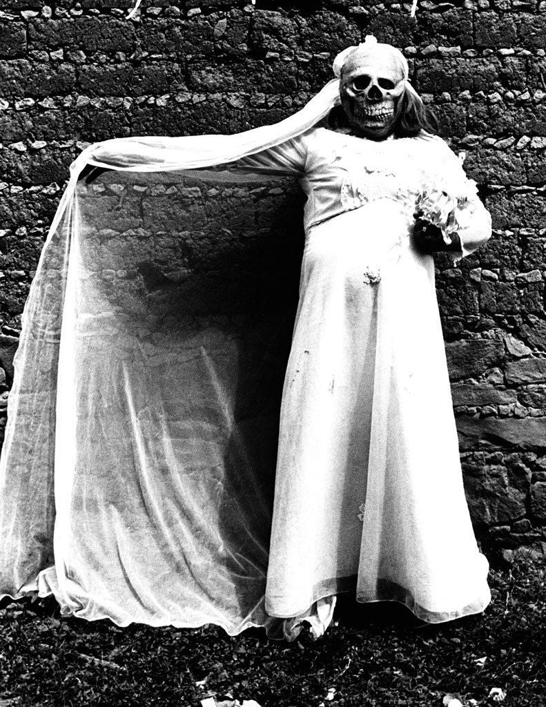 Muerte Novia, Chalma, État du Mexique - Photograph de Graciela Iturbide