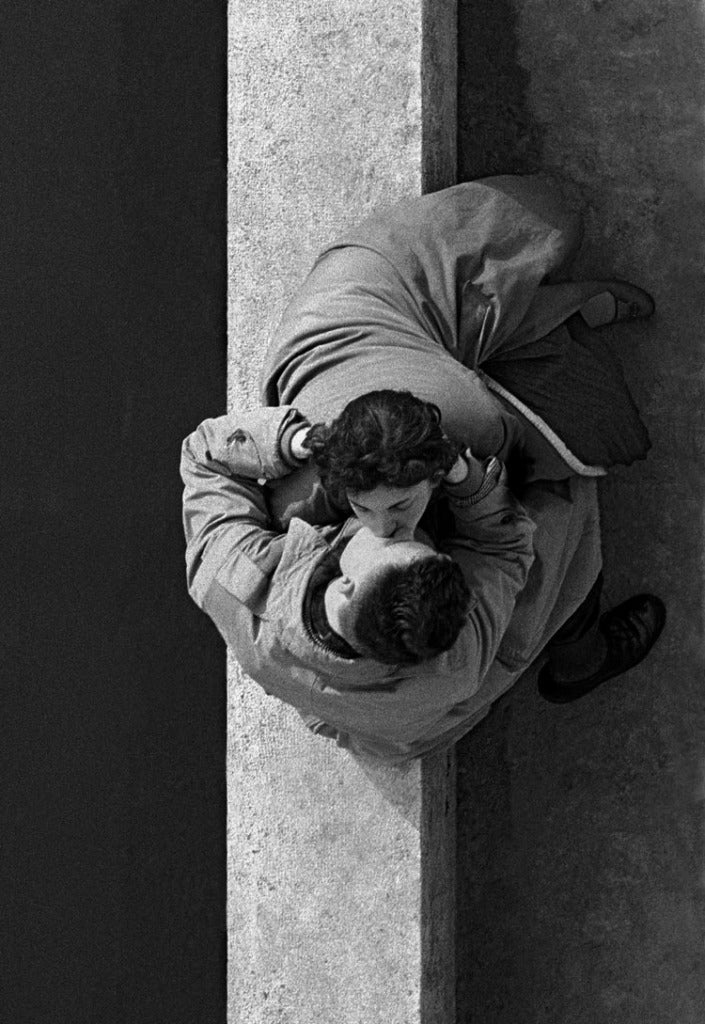 Frank Horvat Black and White Photograph - Quai du Louvre, Paris (Paris Couple)