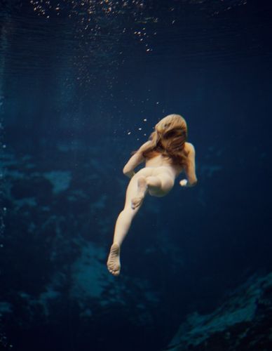 Michael Dweck Nude Photograph – Meerjungfrau 115  Weeki Wachee, Florida, 2007