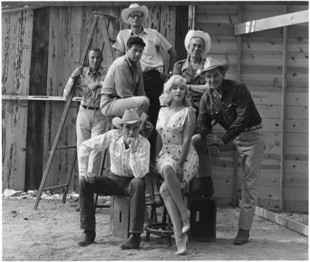 Reno, Nevada, 1960 (Gruppenfoto von Misfits) - Elliott Erwitt
Signiert, betitelt und datiert auf dem beiliegenden Etikett des Künstlers
Silbergelatineabzug, später gedruckt

Erhältlich in vier Größen:
11 x 14 Zoll
16 x 20 Zoll
20 x 24 Zoll
30 x 40