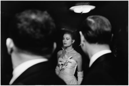 Grace Kelly, New York City, 1956 - Elliott Erwitt (Photographie en noir et blanc)
Signé, inscrit avec le titre et daté sur l'étiquette de l'artiste qui l'accompagne
Tirage à la gélatine argentique, imprimé ultérieurement

Disponible en quatre