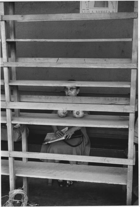 Managua, Nicaragua, 1957 - Elliott Erwitt (Schwarz-Weiß-Fotografie)
Signiert, mit Titel bezeichnet und datiert auf dem beiliegenden Label des Künstlers
Silbergelatineabzug, später gedruckt

Erhältlich in vier Größen:
11 x 14 Zoll
16 x 20 Zoll
20 x