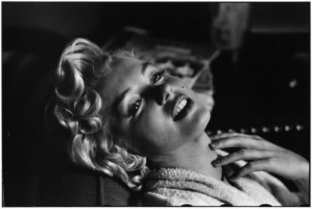 Marilyn Monroe, New York, 1954 - Elliott Erwitt (Schwarz-Weiß-Fotografie)
Signiert, mit Titel bezeichnet und datiert auf dem beiliegenden Label des Künstlers
Silbergelatineabzug, später gedruckt

Erhältlich in vier Größen:
11 x 14 Zoll
16 x 20