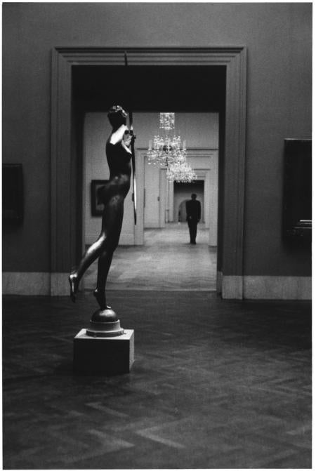 Metropolitan Museum, New York, 1949 -Elliott Erwitt (Schwarz-Weiß-Fotografie)
Signiert, betitelt und datiert auf dem beiliegenden Etikett des Künstlers
Silbergelatineabzug, später gedruckt

Erhältlich in vier Größen:
11 x 14 Zoll
16 x 20 Zoll
20 x