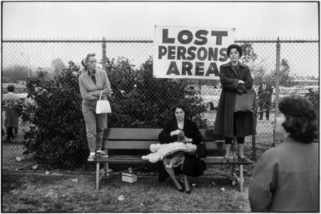 Pasadena, Kalifornien, 1963 - Elliott Erwitt (Schwarz-Weiß-Fotografie)
Signiert, betitelt und datiert auf dem beiliegenden Etikett des Künstlers
Silbergelatineabzug, später gedruckt

Erhältlich in vier Größen:
11 x 14 Zoll
16 x 20 Zoll
20 x 24