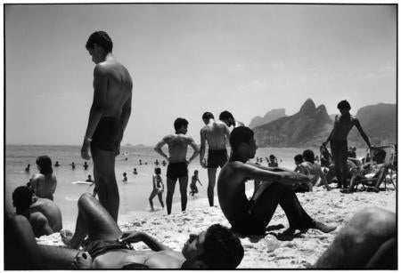 Rio de Janeiro, 1984  - Elliott Erwitt (Schwarz-Weiß-Fotografie)
Signiert, mit Titel bezeichnet und datiert auf dem beiliegenden Label des Künstlers
Silbergelatineabzug, später gedruckt

Erhältlich in vier Größen:
11 x 14 Zoll
16 x 20 Zoll
20 x 24