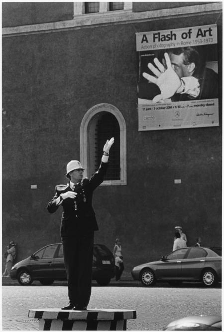 Rome, 2004 - Elliott Erwitt (Photographie en noir et blanc)
Signé, inscrit avec le titre et daté sur l'étiquette de l'artiste qui l'accompagne
Tirage à la gélatine argentique, imprimé ultérieurement

Disponible en quatre tailles :
11 x 14 pouces
16