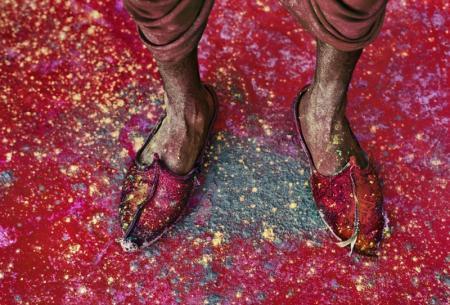 Color Photograph de Steve McCurry - Un aldeano participa en el Festival de Holi, Rajastán, India, 1996