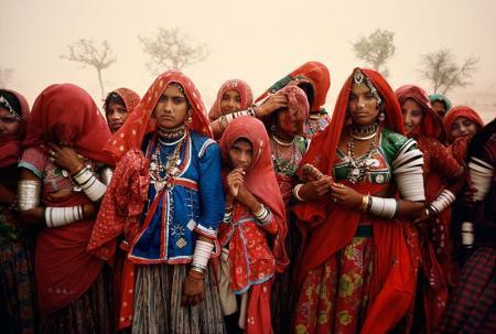 Figurative Photograph de Steve McCurry - Grupo de mujeres durante una tormenta de polvo, Rajastán, India, 1983