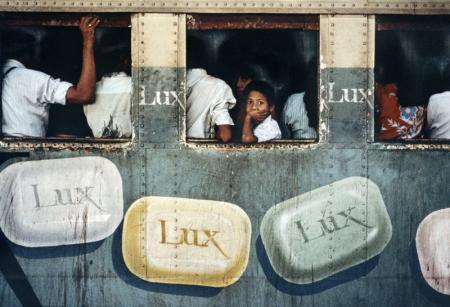 Lux Soap, Rangun, Birma, 1994 - Steve McCurry (Farbfotografie)
Signiert und nummeriert auf dem Editionsetikett des Fotografen auf der Rückseite 
Digitaler C-Typ-Druck
20 x 24 Zoll 
Auflage von 30 Stück  

Auch in zwei größeren Größen erhältlich,