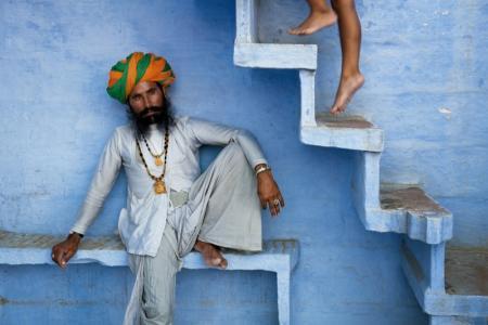 Mann unter der Treppe, Jodphur, Indien, 2005 - Steve McCurry (Farbfotografie)
Signiert und nummeriert auf dem Editionsetikett des Fotografen auf der Rückseite 
Digitaler C-Typ-Druck
20 x 24 Zoll 
Auflage von 30 Stück  

Auch in zwei größeren Größen