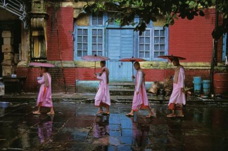 Procession of Nuns, Rangoon, Burma, 1994 - Steve McCurry (Colour Photography)