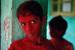 Red Boy, Holi Festival, Mumbai, Inde, 1996, Steve McCurry (portrait couleur)