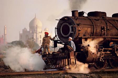 Taj and Train, Agra, Indien, 1983 – Steve McCurry (Farbfotografie)
Signiert und mit dem Label der Fotografenedition versehen und auf der Rückseite nummeriert
Digitaler C-Typ-Druck

20 x 24 Zoll, Auflage: 90
48 x 72 Zoll, Auflage: 10

Steve McCurry