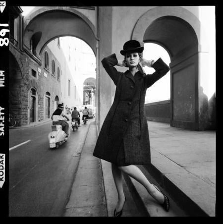 Mode für Vogue, Florenz, 1964  - Brian Duffy (Schwarz-Weiß-Fotografie)
Moderner Silbergelatineabzug
Signiert und geprägt mit Archivstempel unter dem Passepartout
Archivstempel und rückseitig nummeriert 1/50 
18 x 18 Zoll
Aus einer Auflage von