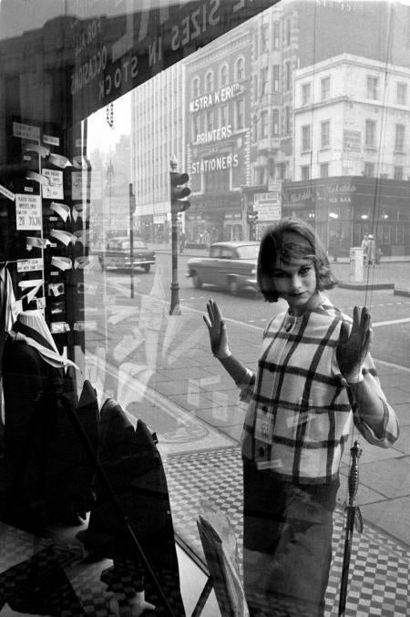 Jean Shrimpton, Edgware Road, 1960 - Brian Duffy (Schwarz-Weiß-Fotografie)
Unterzeichnet von Duffy 
Beglaubigt von Chris Duffy, dem Nachlassverwalter, gestempelt mit dem Prägestempel des Archivs und dem Archivstempel des Fotografen und rückseitig