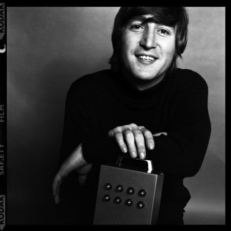 John Lennon, 1965 - Brian Duffy (Porträtfotografie)
Moderner Silbergelatineabzug
Signiert und geprägt mit Archivstempel unter dem Passepartout
Archivstempel und rückseitig nummeriert 1/50 
18 x 18 Zoll
Aus einer Auflage von fünfzig