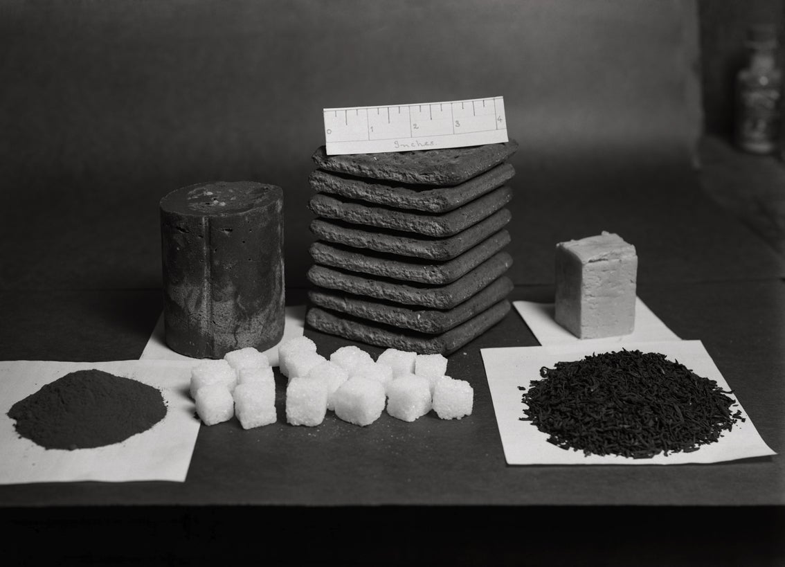 Herbert George Ponting Still-Life Photograph – Sledging Rations für 1 Mann für 1 Tag