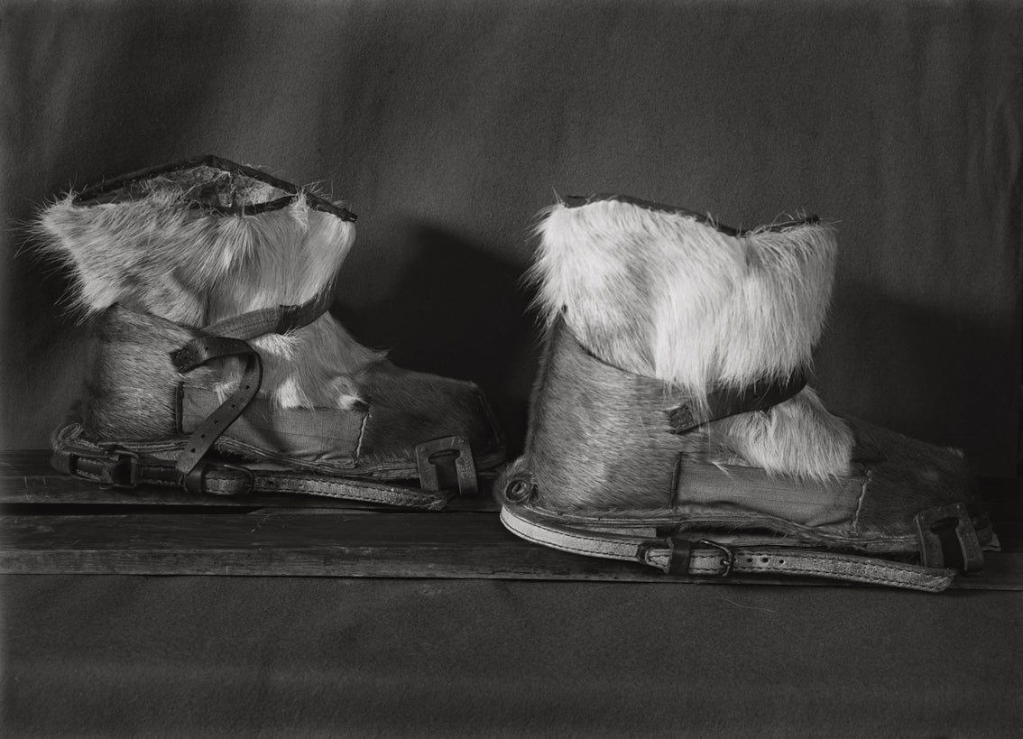 Herbert George Ponting Still-Life Photograph – Ski-Anpassung für Finnesko