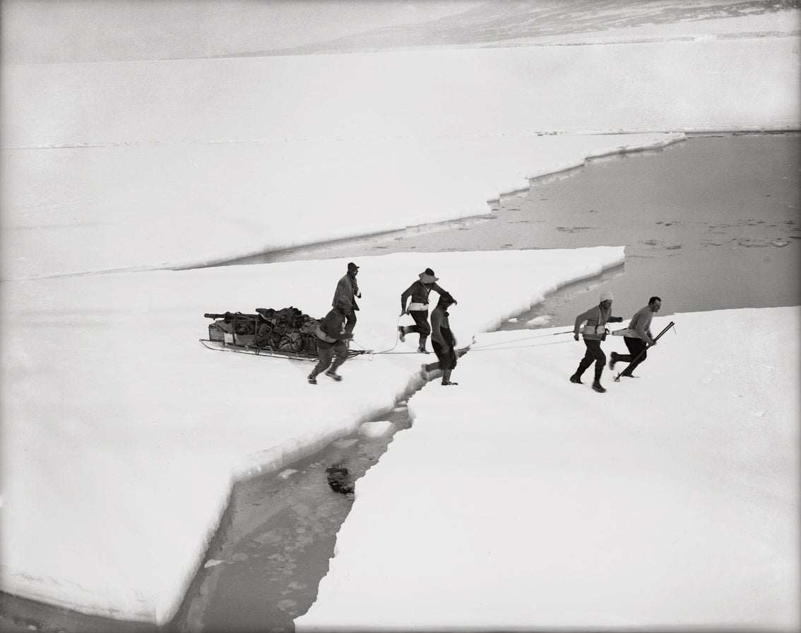Parte occidental cruzando el hielo hacia el barco, marzo de 1912 - Herbert George Ponting 
Estampado con el sello ciego del Instituto Scott de Investigación Polar y numerado en el reverso
Impresión en platino
14 x 20 pulgadas
De una edición de 30
