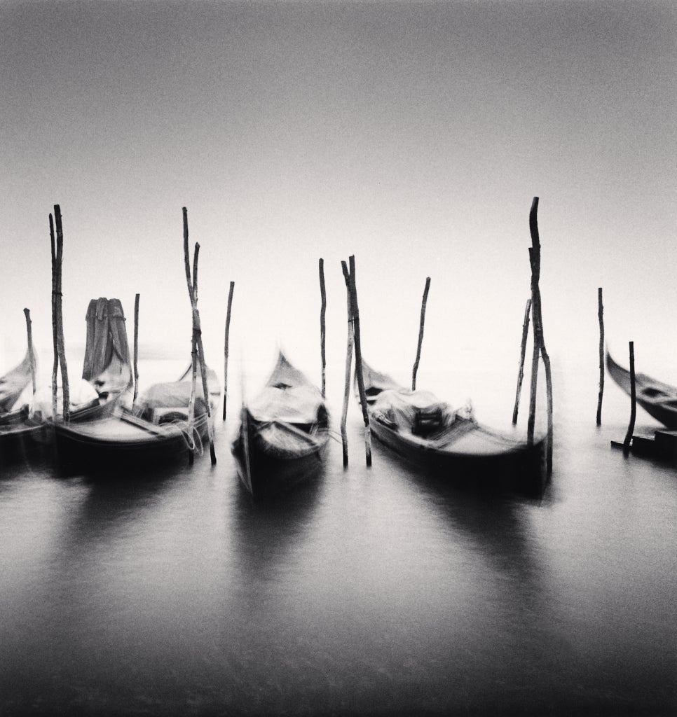 Sechs Gondeln, Giardini ex Reali, Venedig, Italien, 1980 - Michael Kenna 
Signiert, datiert und nummeriert auf dem Passepartout
Signiert, datiert, mit Titel beschriftet und rückseitig mit dem Copyright-Tintenstempel des Fotografen versehen
Sepia